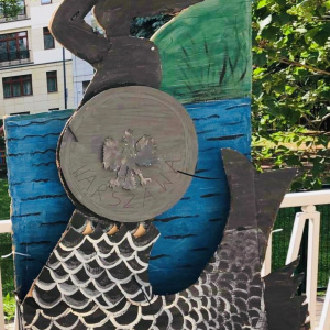 Syrenka warszawska wykonana przez dzieci z kolorowego kartonu